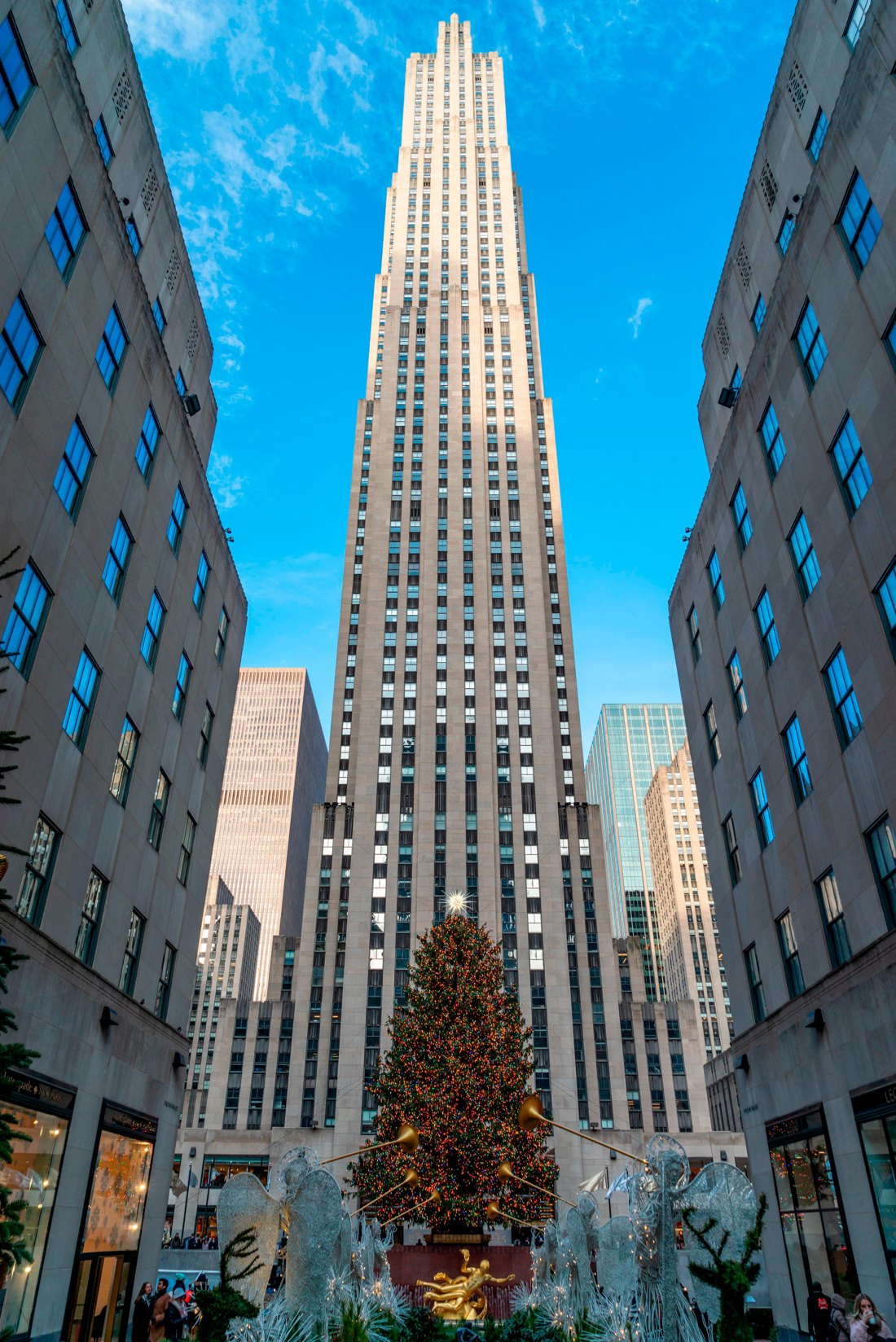 30 Rockefeller Plaza, New York, seen from the plaza
